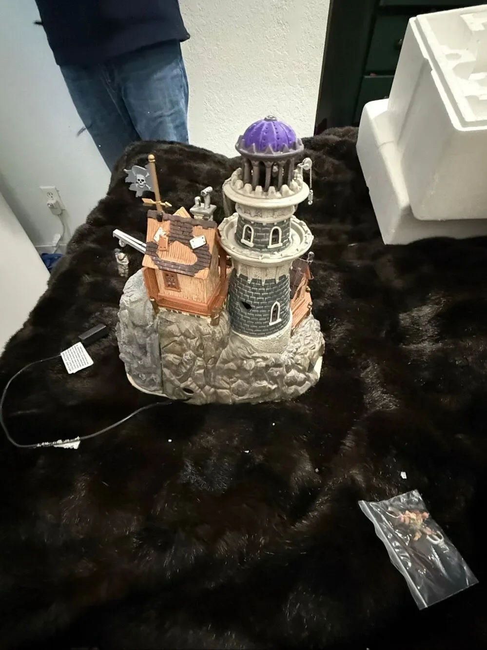 #65362 LEMAX SPOOKY TOWN : LIGHTED ISLE OF DOOM LIGHTHOUSE - MUSICAL PIRATES